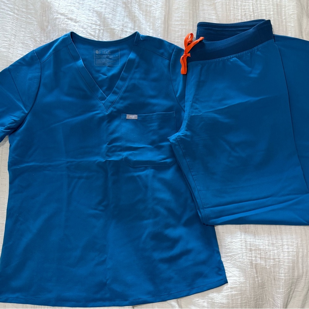 FIGS scrub set